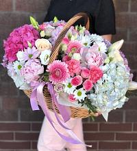 Цветочная композиция из Розы, Хризантемы, Пионы и Лизиантусы в корзине в Ново-Талицы
